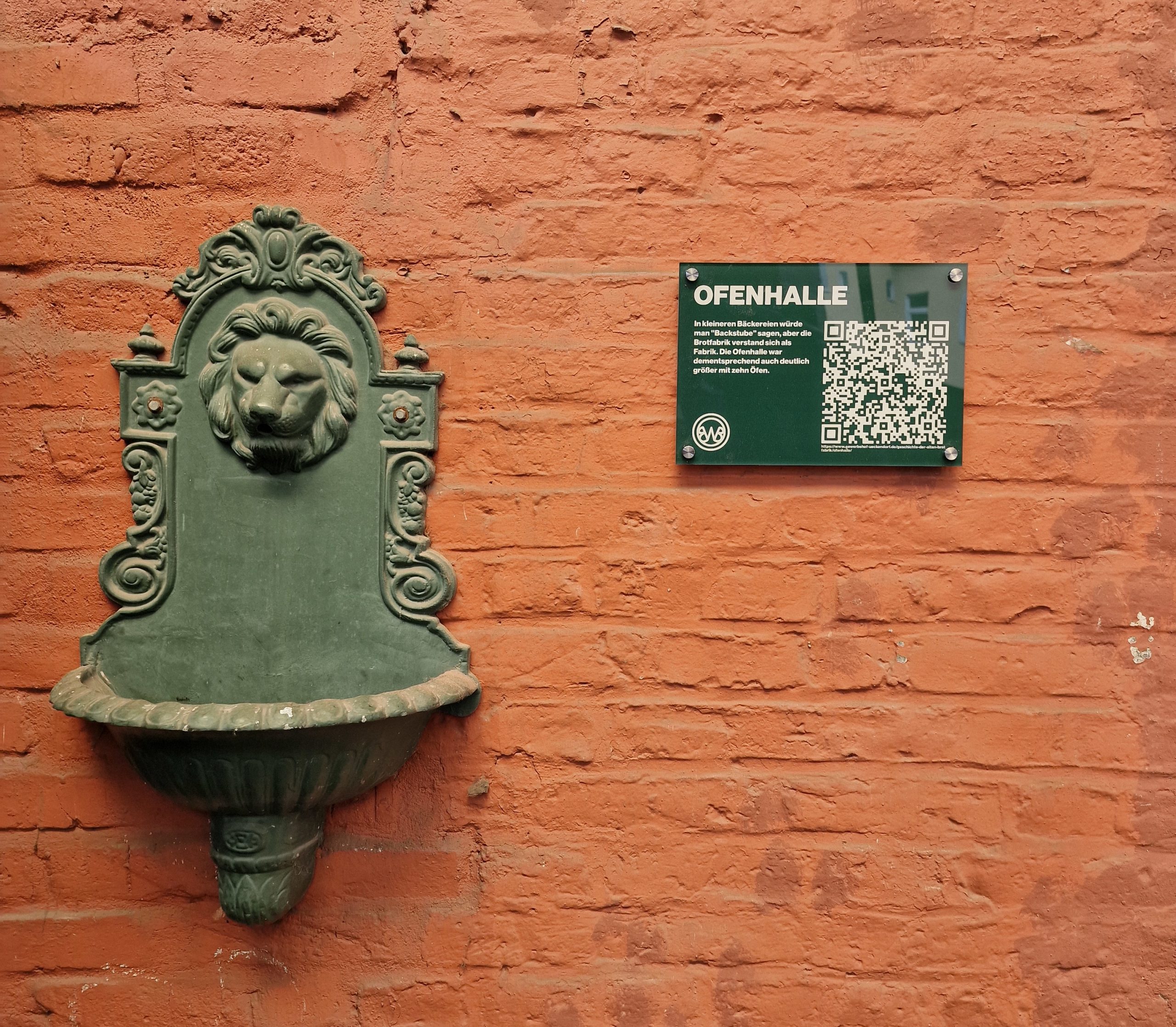 Ofenhalle mit Schild Ofenhalle mit Schild